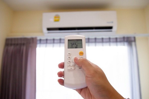 Nút Swing trên remote giúp điều hướng luồng gió máy lạnh
