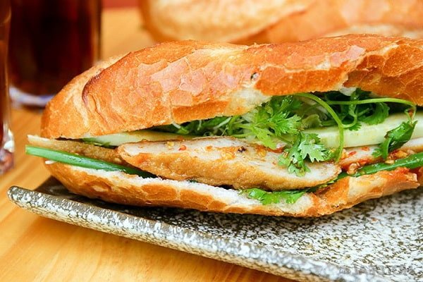Ổ bánh mì chả cá nóng hổi, nhân đầy đặn với chả cá vàng giòn