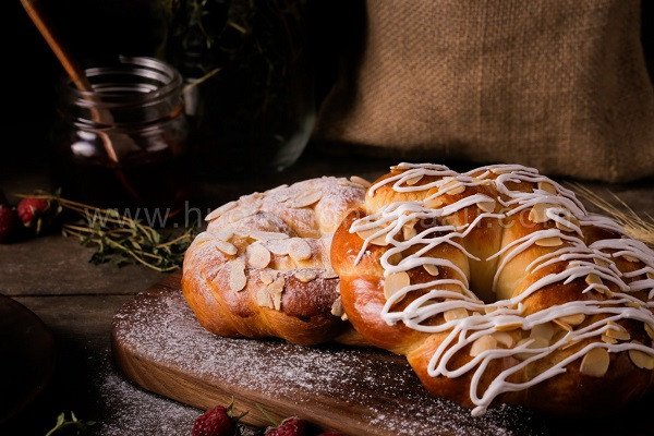 Ổ bánh mì hoa cúc vàng óng, mềm mại với những đường vân đặc trưng, sẵn sàng để thưởng thức.