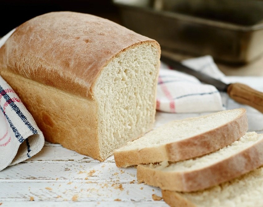 Ổ bánh mì sandwich vàng ươm sau khi nướng bằng nồi chiên không dầu