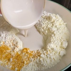Pha bột bánh xèo chuẩn vị giòn rụm