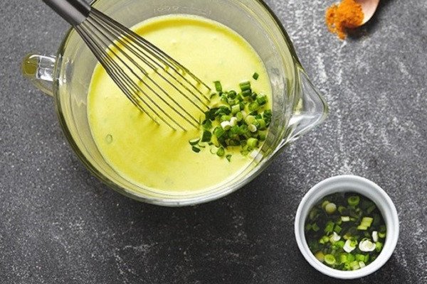 Pha bột làm bánh xèo miền Trung với hành lá