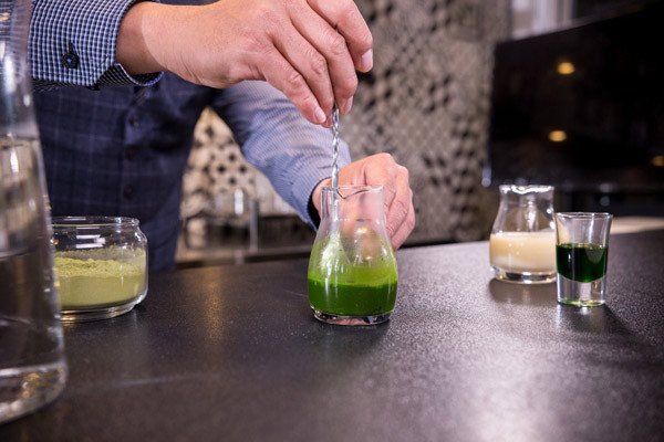 Pha bột matcha với nước nóng tạo hỗn hợp trà xanh sánh mịn
