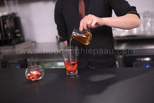 Pha chế các nguyên liệu trà dâu Nam Mỹ trong bình lắc