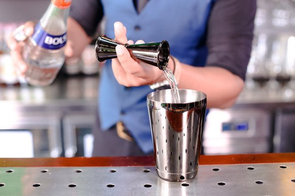 Pha chế Cocktail Cosmopolitan vào shaker