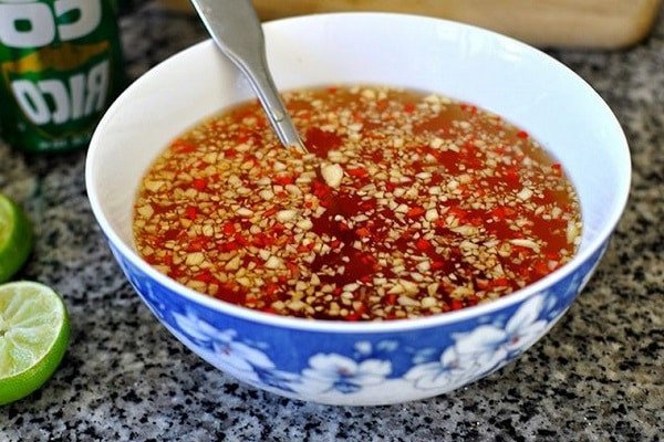 Pha chế nước chấm chua ngọt đậm đà ăn kèm bánh đúc nhân mặn