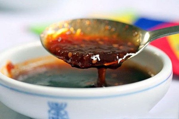 Pha chế nước chấm xì dầu đặc trưng cho món gà hấp muối kiểu Hoa