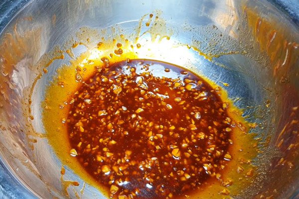 Pha chế nước sốt ướp đậm đà cho món chim cút chiên bơ vàng ươm
