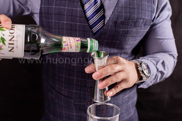 Pha chế soda bạc hà với syrup xanh mát