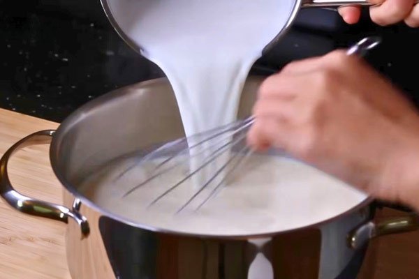 Pha hỗn hợp sữa tươi và sữa đặc để chuẩn bị làm sữa chua tại nhà