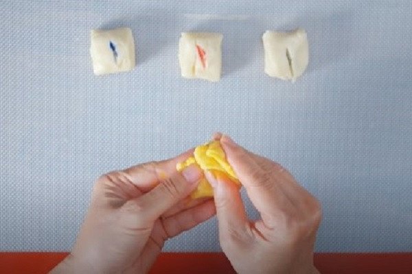 Pha màu thực phẩm vào bột dầu, bước quan trọng tạo nên vân bánh ngàn lớp