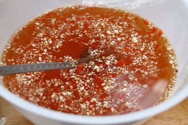 Pha nước chấm chua ngọt cho bún thịt nướng thêm phần hấp dẫn