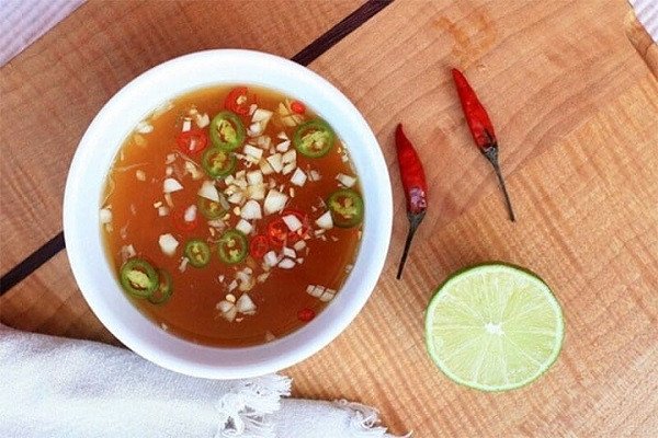 Pha nước chấm đậm đà cho món bánh ướt chả lụa