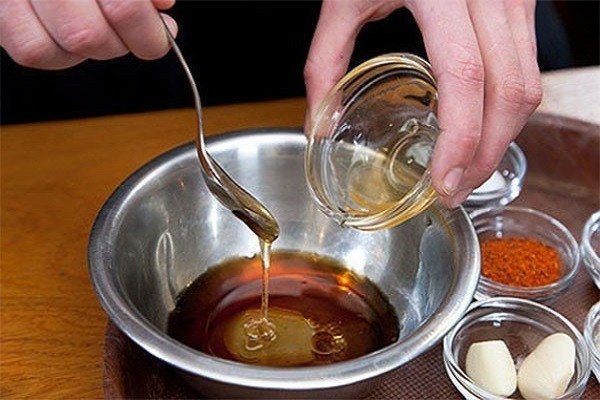 Pha sốt mật ong để tẩm ướp thịt bò