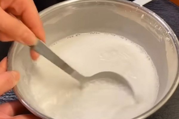 Pha trộn bột làm bánh đúc lạc không cần vôi trắng