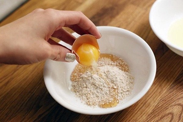 Pha trộn bột và lòng đỏ trứng gà cho món nem chua rán