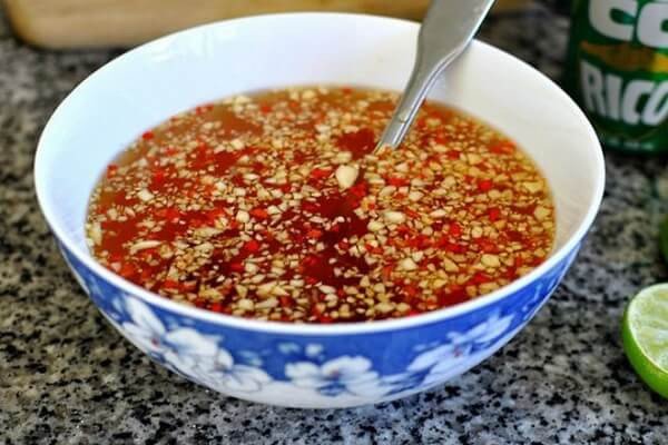Pha trộn nước sốt đậm đà cho món gỏi mực kiểu Thái