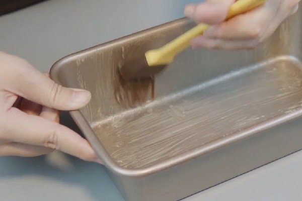 Phết bơ vào khuôn nướng bánh mì hoa cúc