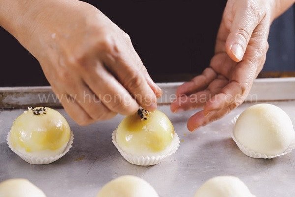 Phết hỗn hợp trứng lên mặt bánh trung thu Đài Loan để tạo màu sắc óng ả và đẹp mắt.