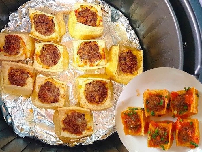Phết một lớp dầu mỏng lên bề mặt đậu nhồi thịt trước khi cho vào nồi chiên không dầu
