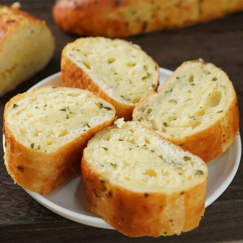 Phết sốt bơ tỏi đều lên bánh mì