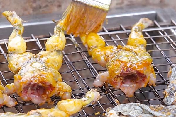 Phết sốt muối ớt đều lên thịt ếch khi nướng để món ăn thấm vị