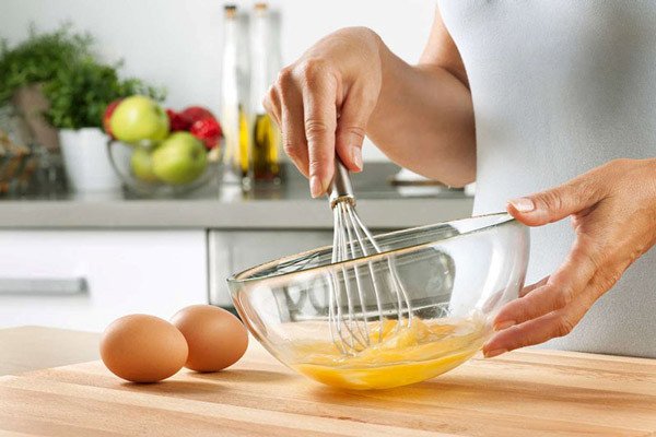 Phết trứng lên bánh khoai môn hấp