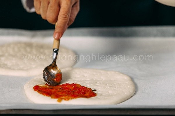 Phết xốt cà chua đều lên đế bánh Pizza chay