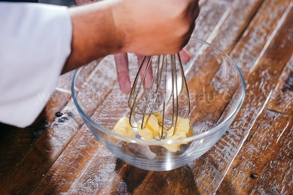 Phới lồng đánh bơ mềm mịn để làm bánh quế tại nhà