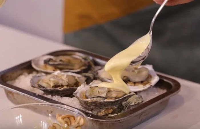 Phủ đều sốt phô mai lên hàu trước khi đưa vào nồi chiên không dầu