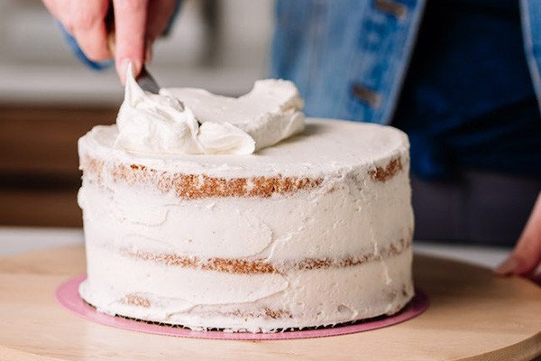 Phủ kem lên toàn bộ chiếc bánh gato