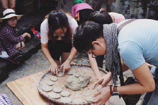 Phụ nữ Hà Giang đang nặn bánh tam giác mạch truyền thống