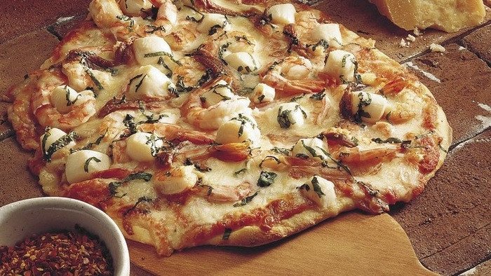 Pizza hải sản tươi ngon với tôm, mực, phô mai nướng bằng nồi chiên