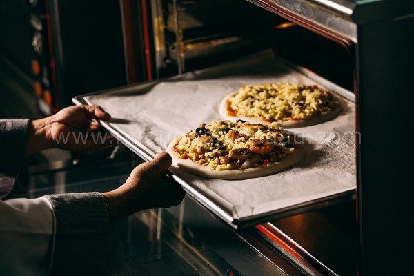 Pizza hoàn chỉnh với đế bánh tự làm