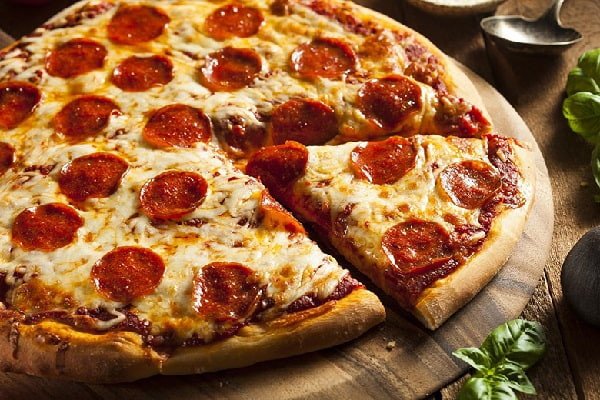 Pizza phô mai thơm ngon với xúc xích