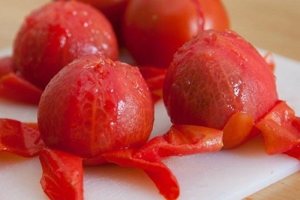 Cách Làm Nui Xào Bò Thơm Ngon Tại Nhà Đơn Giản Quả cà chua tươi đỏ mọng sau khi chần sơ, sẵn sàng làm sốt nui xào bò
