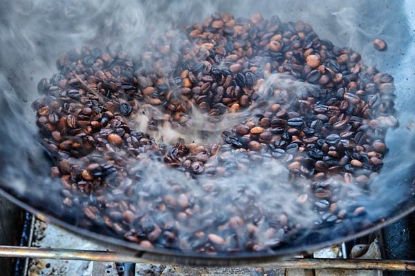 Quá trình hóa nâu của hạt cà phê giải phóng hơi nước và hương thơm