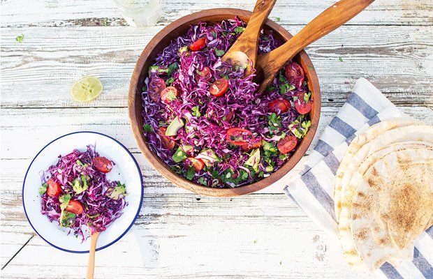Quá trình làm salad bắp cải chua ngọt với rau củ tươi giòn