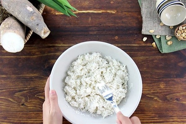 Quá trình nghiền nhuyễn khoai mì tươi để làm bánh khoai mì hấp.