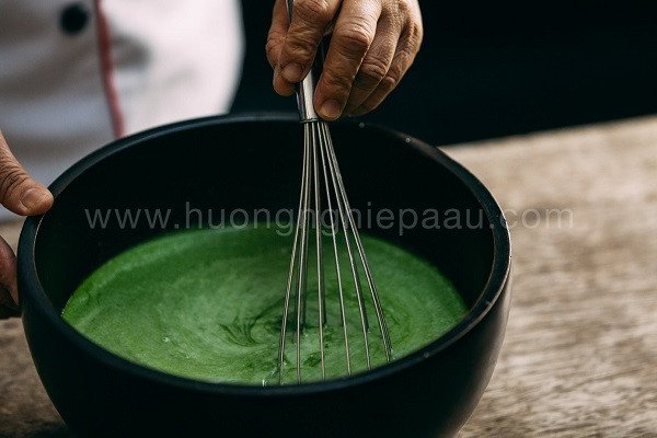Quá trình pha nước lá dứa và nước dừa để làm thạch rau câu cho bánh flan trái dừa