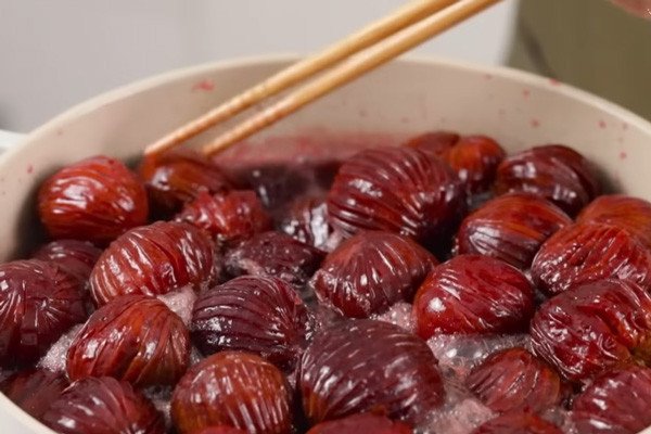 Quá trình sên mận trên chảo, đảm bảo ô mai mận không bị cháy khét và có màu vàng cánh gián đẹp.