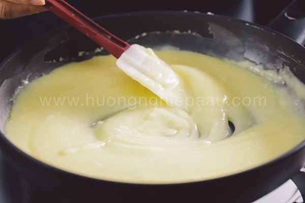 Quá trình sên nhân trà xanh đậu xanh trên chảo chống dính, đảm bảo nhân không bị cháy và đạt độ dẻo mịn