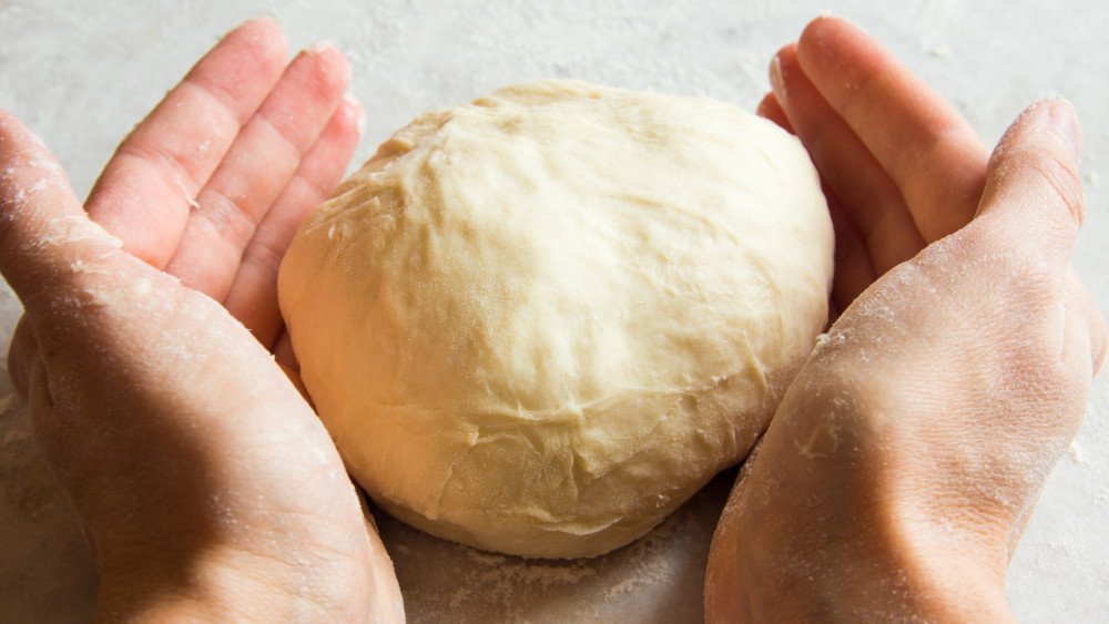 Quá trình trộn bột làm bánh mì bơ tỏi bằng máy đánh trứng