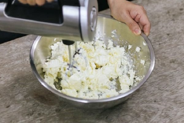 Quá trình trộn bột mì để làm đế bánh mì bơ tỏi phô mai