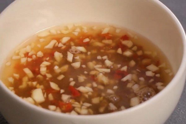 Quá trình trộn đều các gia vị để tạo nên chén mắm nêm hấp dẫn