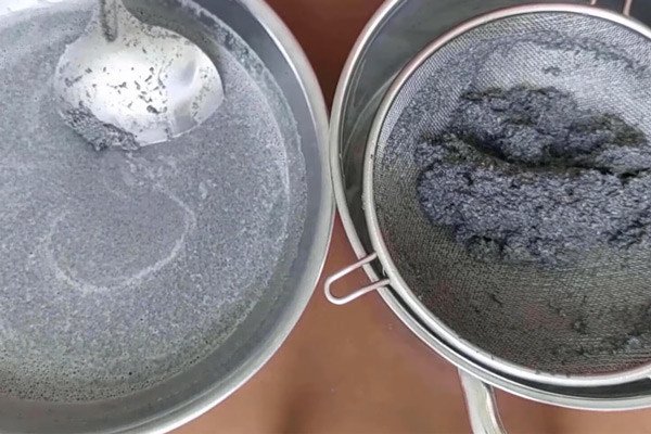 Quá trình xay mè đen với nước để tạo hỗn hợp sánh mịn, tiền đề cho món chè mè đen hấp dẫn