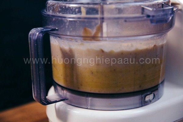 Quá trình xay nhuyễn đậu xanh mịn màng để làm nhân bánh dẻo lạnh