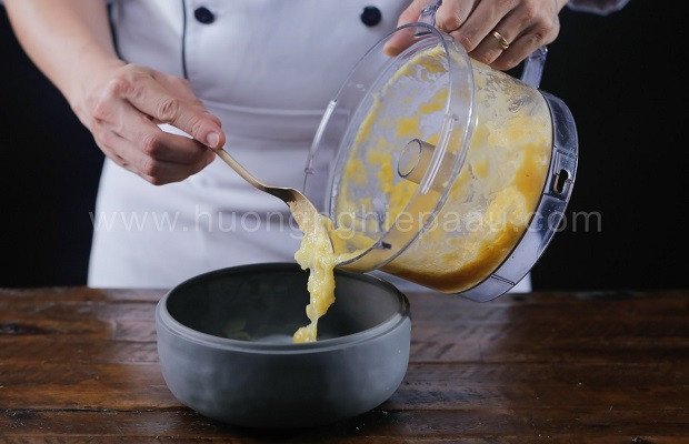 Quá trình xay nhuyễn dứa tươi để làm nhân bánh dứa Đài Loan thơm ngon