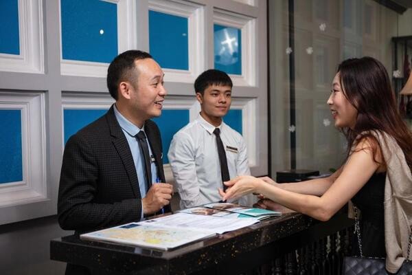 Quản lý nhà hàng khách sạn tiếng Anh