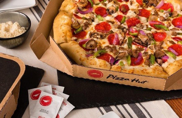 Quầy thu ngân và khu vực ăn uống sạch sẽ của Pizza Hut